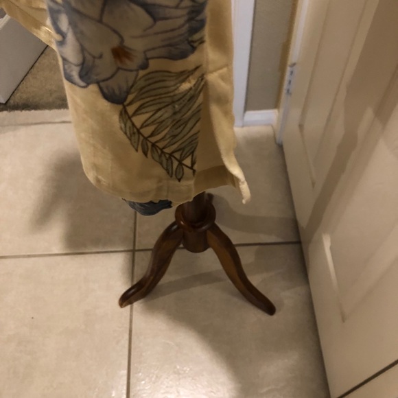 Axist Men's Silk Hawaiian shirt in EUC - Picture 6 of 6